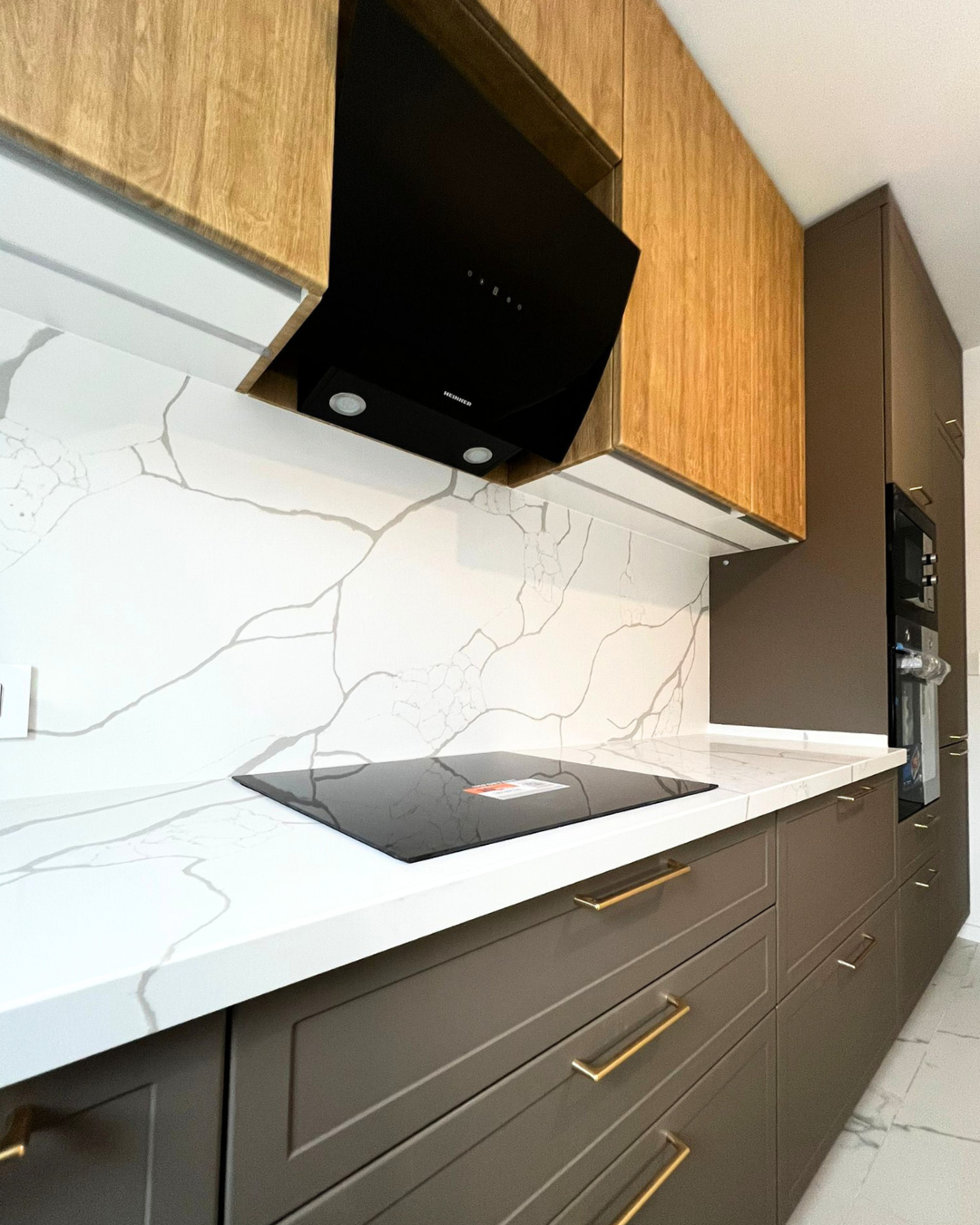 Mobilier bucătărie NORVINIA, cu blat din cuarț compozit și chiuvetă montată sub blat