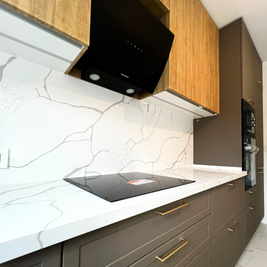 Mobilier bucătărie NORVINIA, cu blat din cuarț compozit și chiuvetă montată sub blat