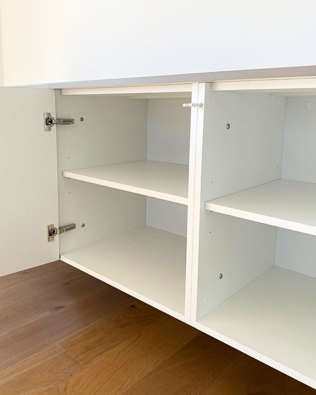 Mobilier pentru living realizat la comandă de NORVINIA