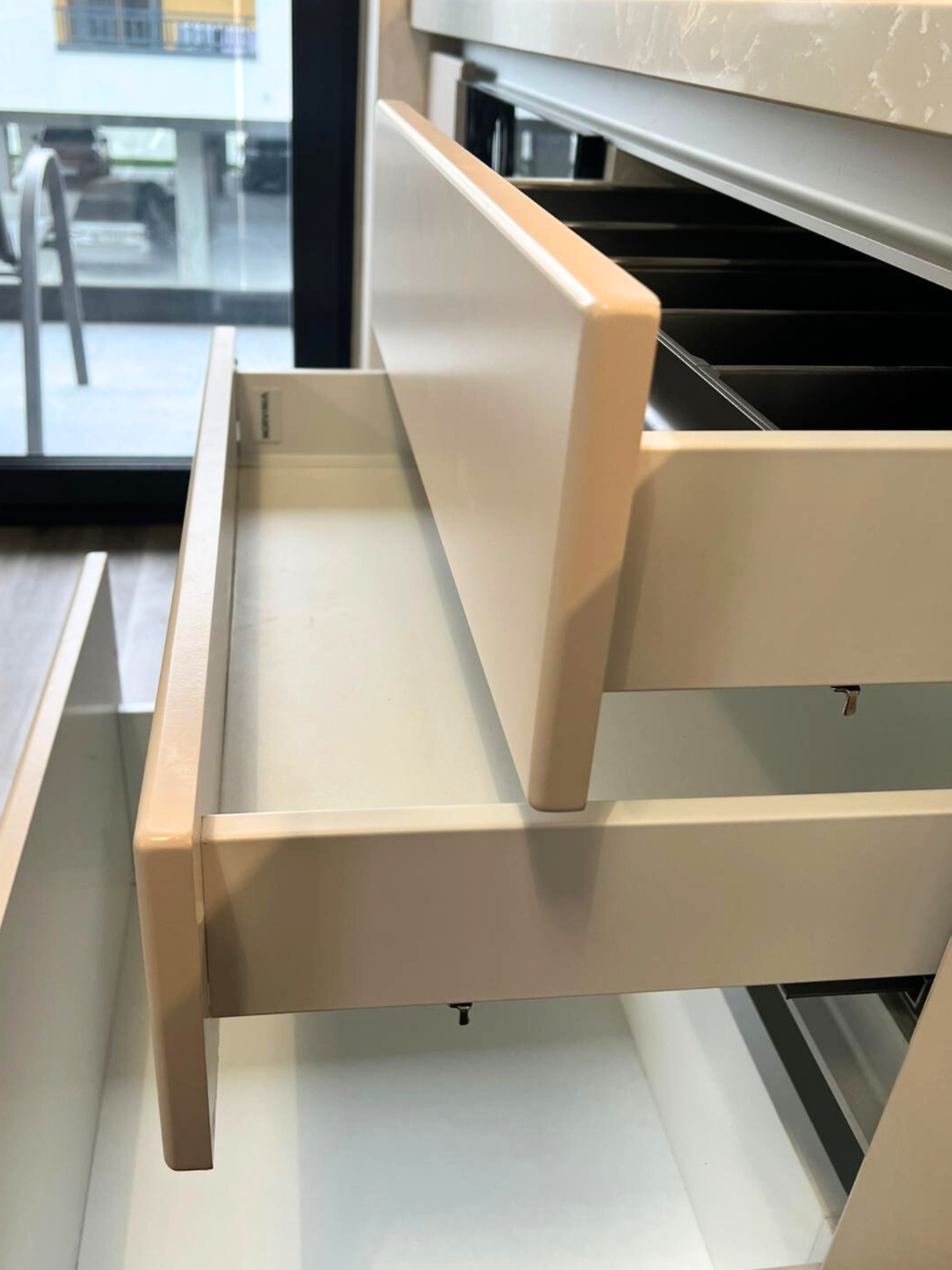 Mobilier la comandă pentru bucătărie NORVINIA, cu mânere tip profil GOLA și blat din cuarț compozit