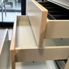 Mobilier la comandă pentru bucătărie NORVINIA, cu mânere tip profil GOLA și blat din cuarț compozit