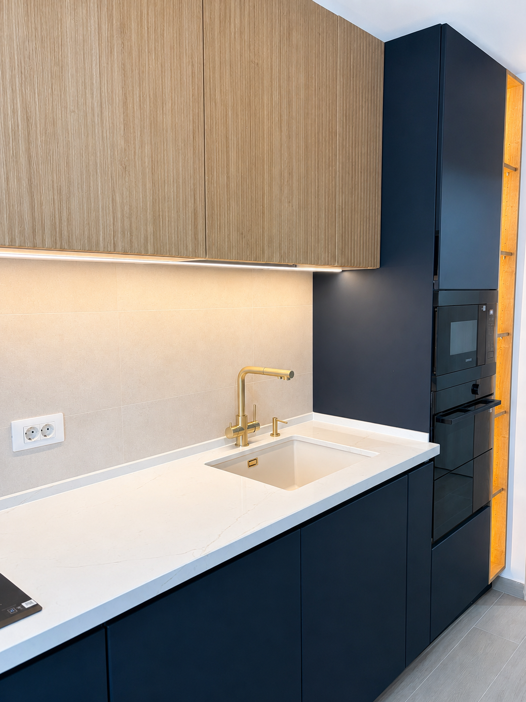 Mobilier de bucătărie NORVINIA, cu fronturi din MDF termoformat albastre și textură lemn, blat din cuarț compozit și mânere tip profil GOLA, finisaj auriu
