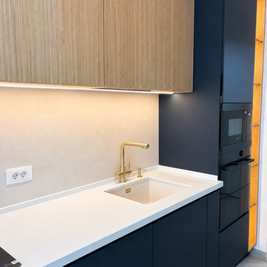 Mobilier de bucătărie NORVINIA, cu fronturi din MDF termoformat albastre și textură lemn, blat din cuarț compozit și mânere tip profil GOLA, finisaj auriu