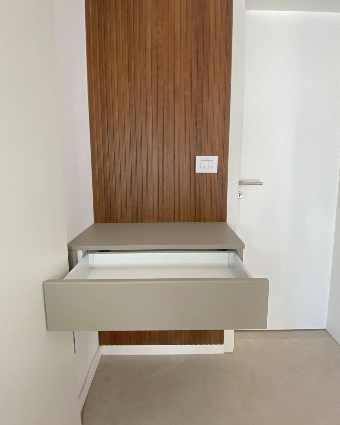 Mobilier pentru hol cu riflaj realizat la comandă de NORVINIA