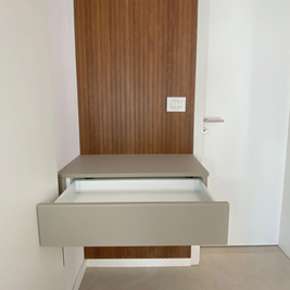 Mobilier pentru hol cu riflaj realizat la comandă de NORVINIA