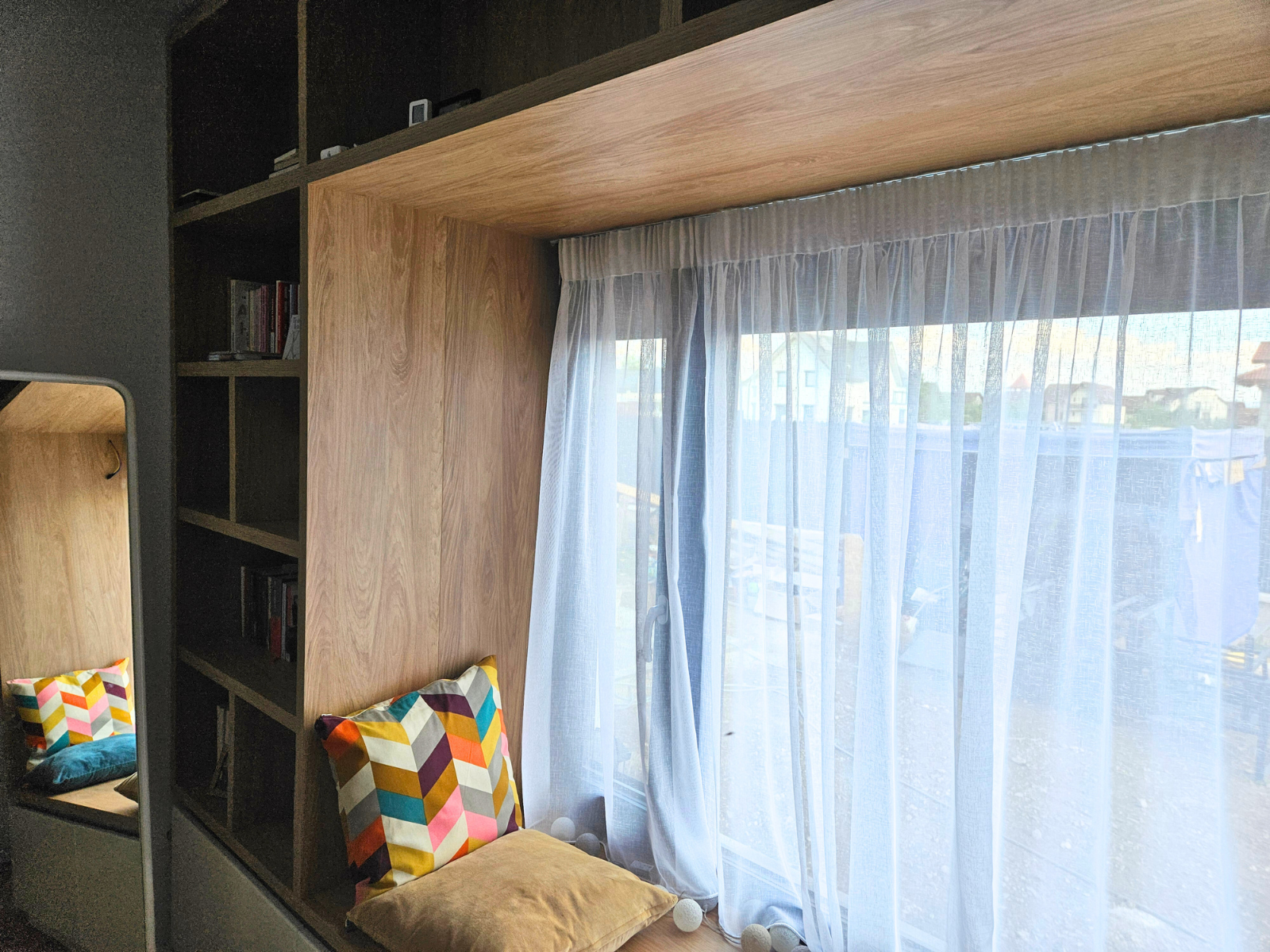 Mobilier la comandă pentru dormitor, zonă fereastră, NORVINIA