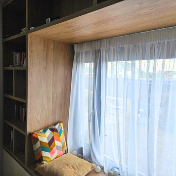 Mobilier la comandă pentru dormitor, zonă fereastră, NORVINIA