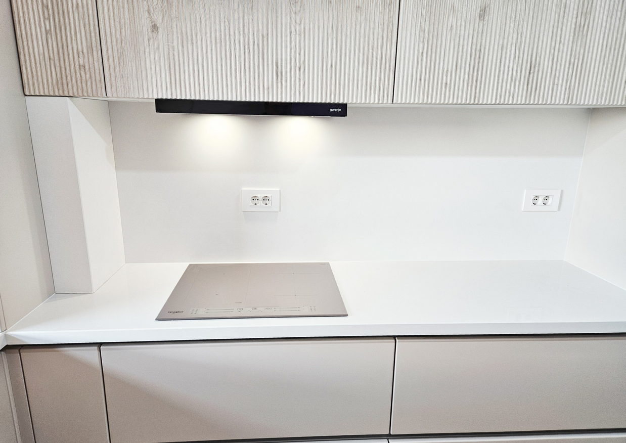 Mobilă bucătărie fabricată la comandă de NORVINIA din MDF termoformat, blat și glaf geam din cuarț compozit cu chiuvetă montată sub blat