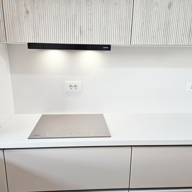 Mobilă bucătărie fabricată la comandă de NORVINIA din MDF termoformat, blat și glaf geam din cuarț compozit cu chiuvetă montată sub blat