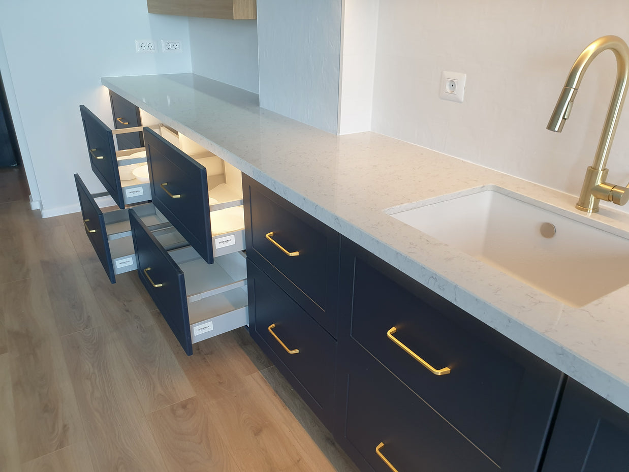 Mobilă de bucătărie NORVINIA cu blat din cuarț compozit și chiuvetă montată sub blat