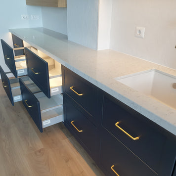 Mobilă de bucătărie NORVINIA cu blat din cuarț compozit și chiuvetă montată sub blat