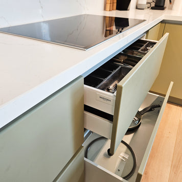 Mobilier de bucătărie NORVINIA cu blat din cuarț compozit și chiuvetă montată sub blat, fronturi din MDF termoformat