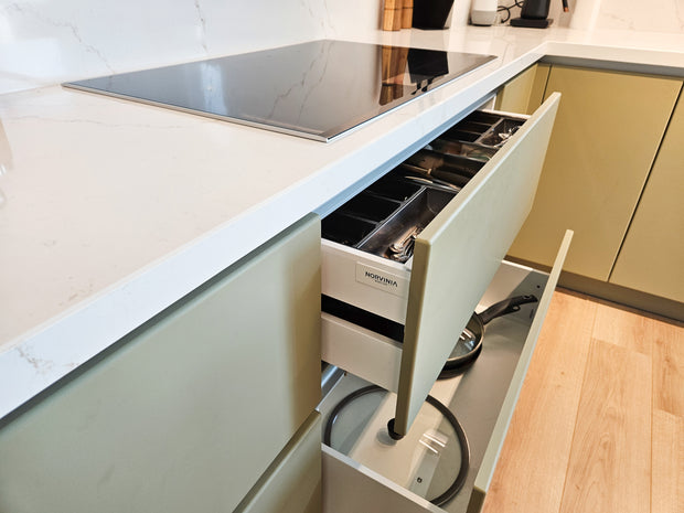 Mobilier de bucătărie NORVINIA cu blat din cuarț compozit și chiuvetă montată sub blat, fronturi din MDF termoformat