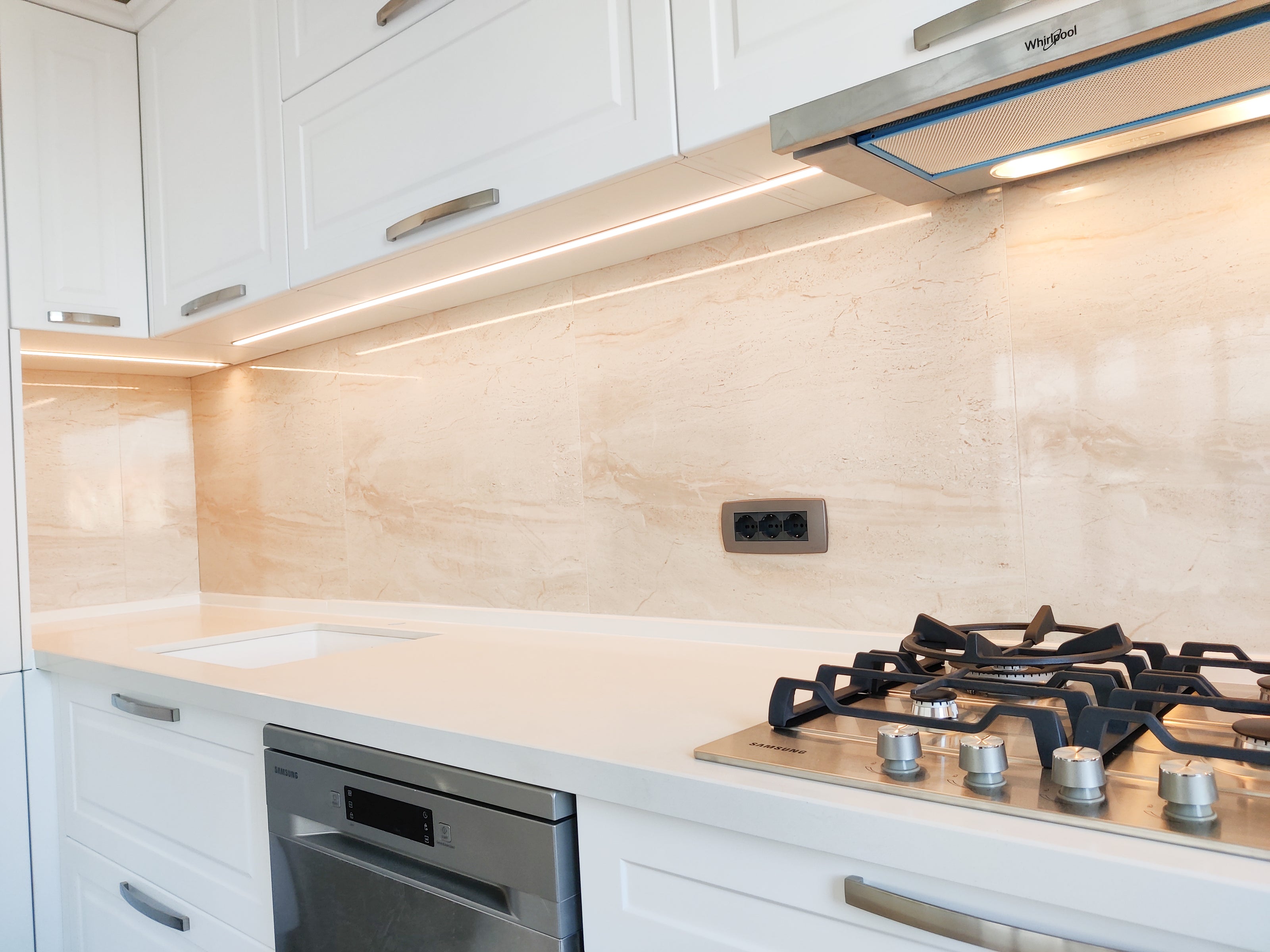 Mobilier de bucătărie NORVINIA cu fronturi din MDF termoformat și blat din cuarț compozit