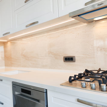 Mobilier de bucătărie NORVINIA cu fronturi din MDF termoformat și blat din cuarț compozit