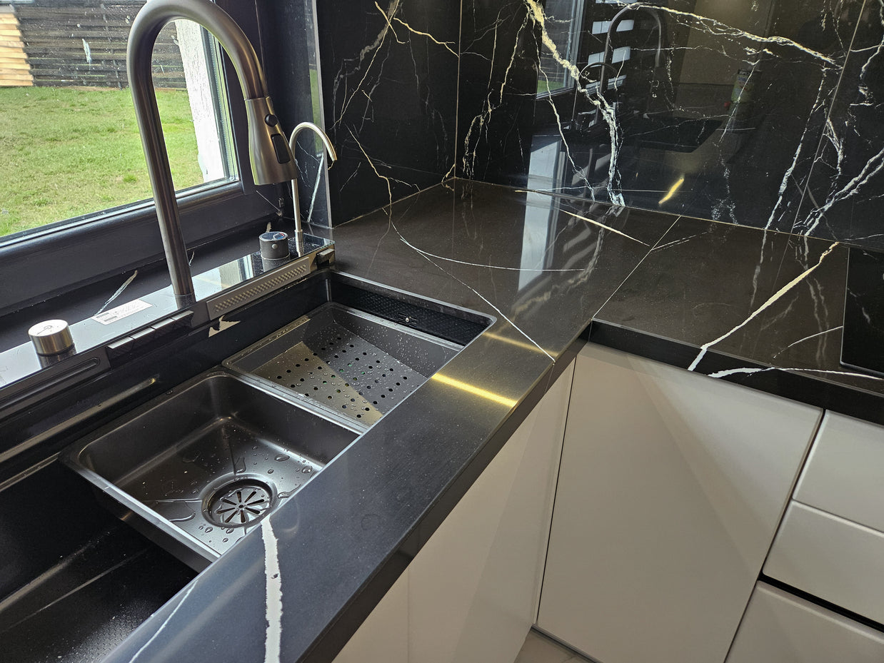 Mobilă de bucătărie fabricată la comandă de NORVINIA cu blat din cuarț compozit, mobilier din MDF termoformat