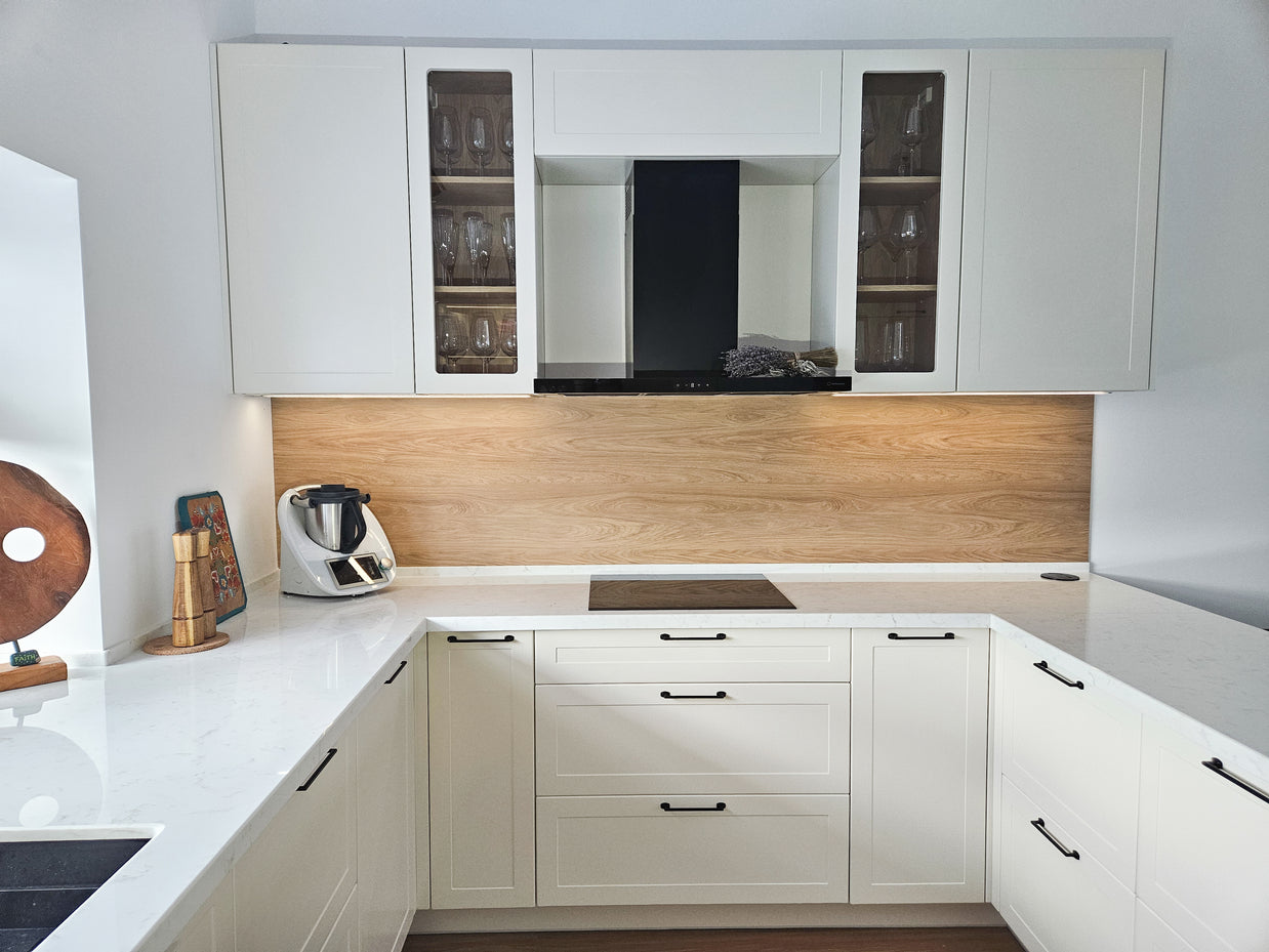 Mobilă de bucătărie fabricată la comandă de NORVINIA cu blat și glaf geam din cuarț compozit, mobilier din MDF termoformat
