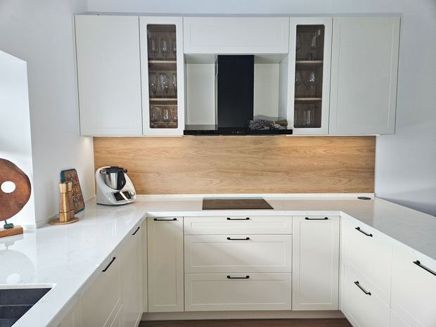 Mobilă de bucătărie fabricată la comandă de NORVINIA cu blat și glaf geam din cuarț compozit, mobilier din MDF termoformat