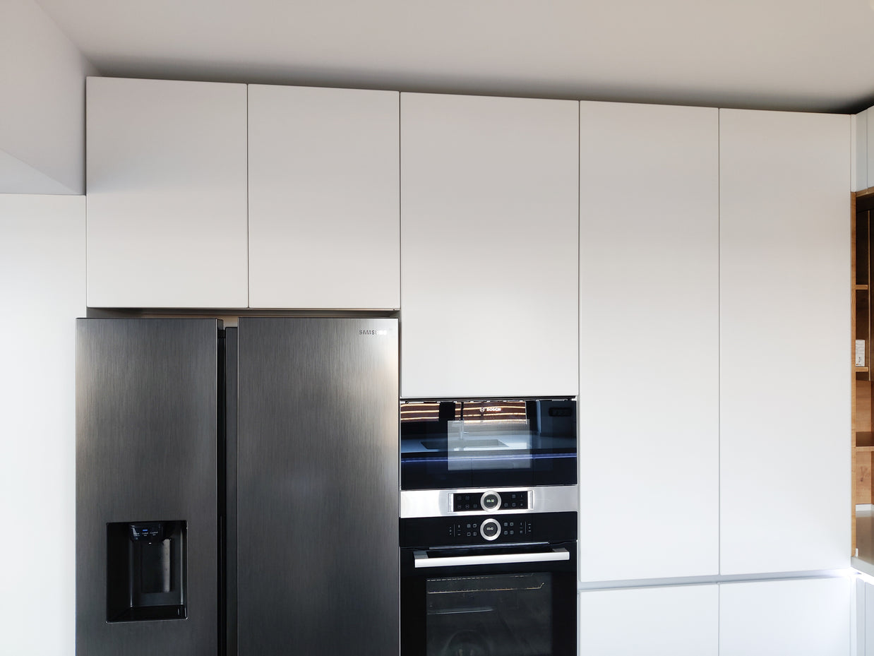 Mobilier bucătărie NORVINIA din MDF termoformat alb satin cu blat din cuarț compozit și chiuvetă montată sub blat