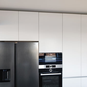 Mobilier bucătărie NORVINIA din MDF termoformat alb satin cu blat din cuarț compozit și chiuvetă montată sub blat