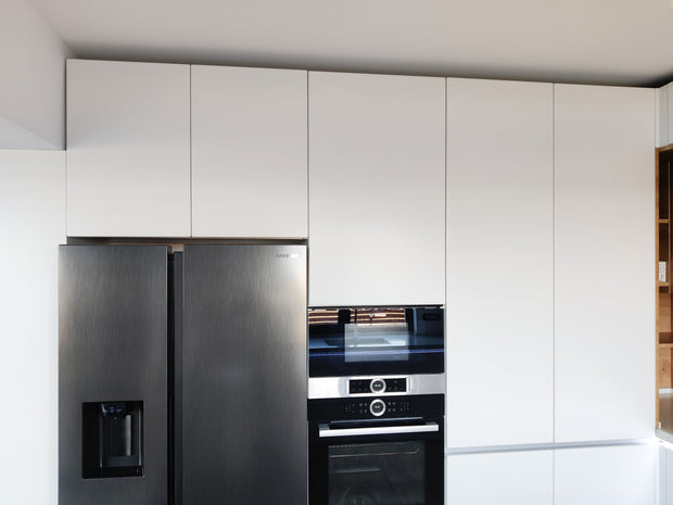 Mobilier bucătărie NORVINIA din MDF termoformat alb satin cu blat din cuarț compozit și chiuvetă montată sub blat