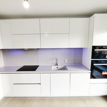 Mobilier bucătărie NORVINIA, cu mânere Gola ascunse în spatele ușilor, blat din cuarț compozit și chiuvetă montată sub blat