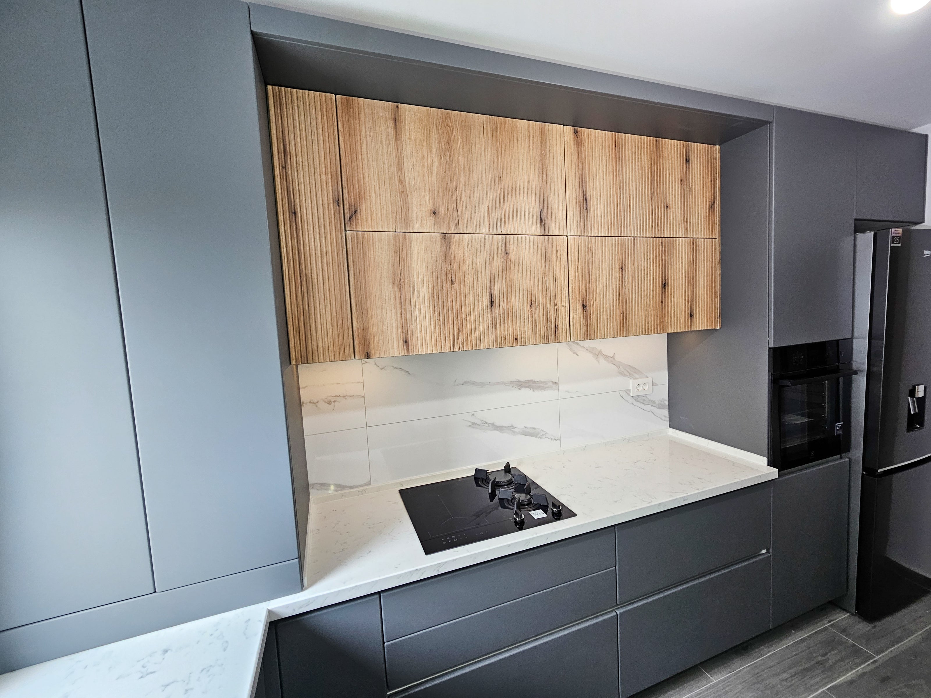 Mobilă de bucătărie din MDF termoformat fabricată la comandă de NORVINIA cu blat din cuarț compozit