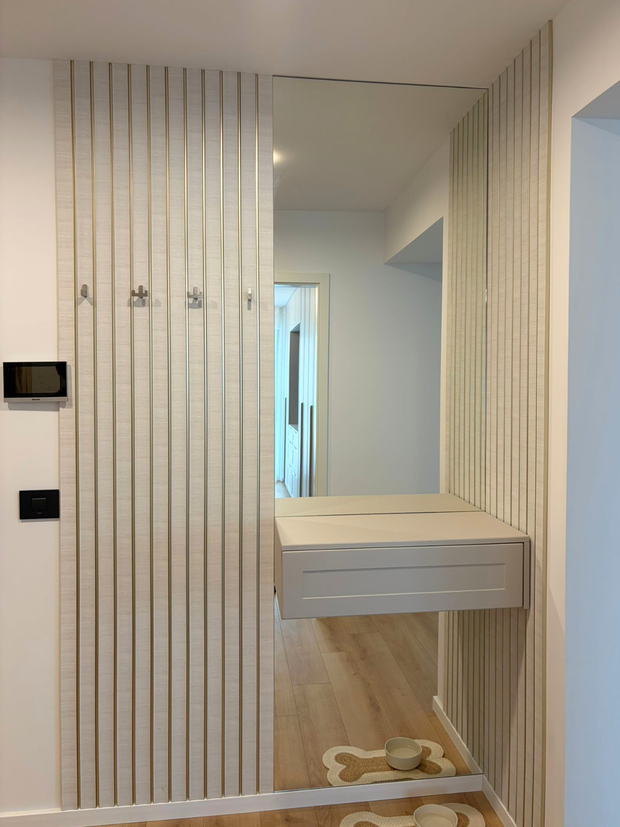 Mobilier pentru hol realizat la comandă de NORVINIA din MDF termoformat