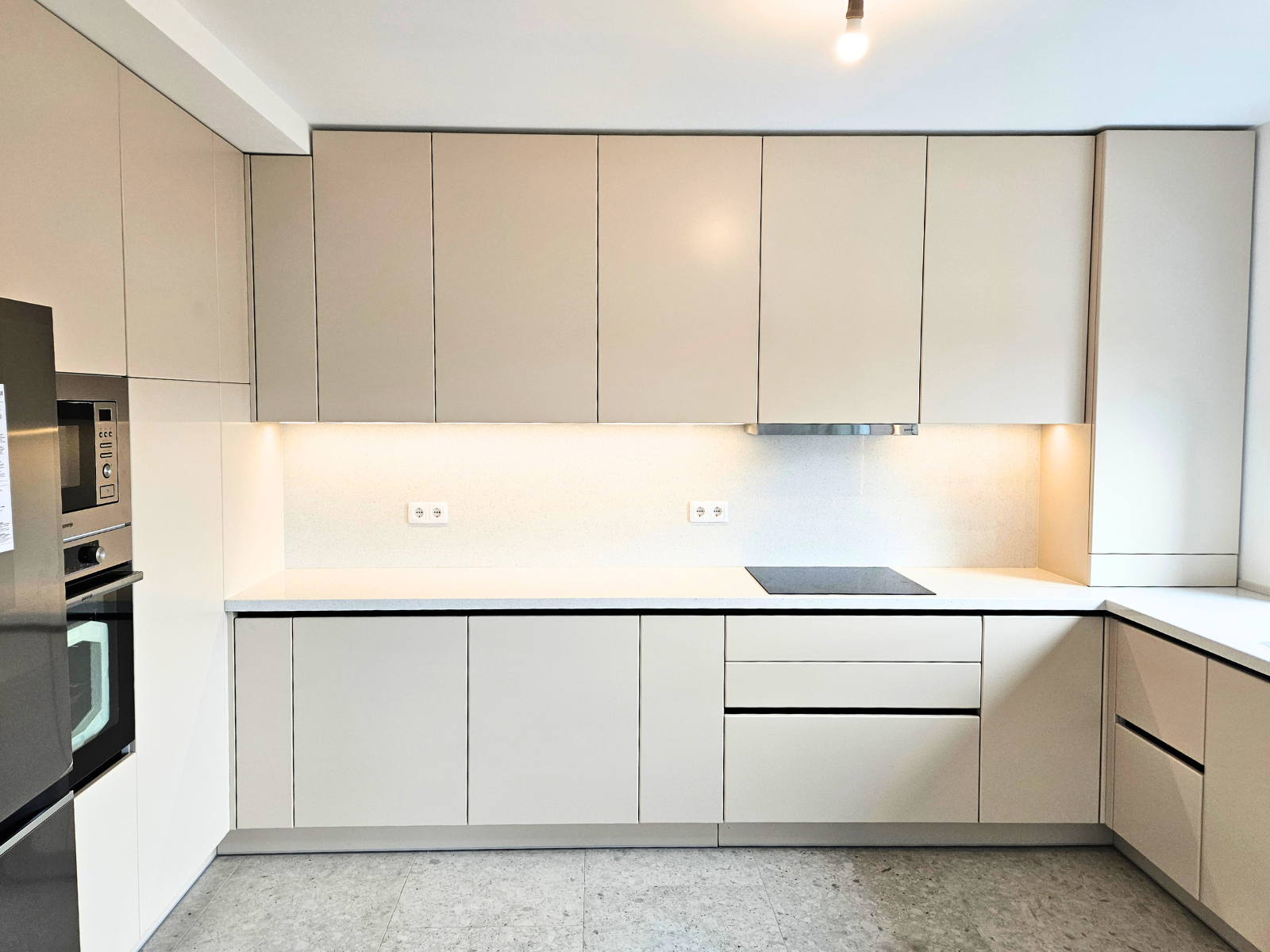 Mobilier pentru bucătărie NORVINIA, cu mânere profil GOLA, cu blat din cuarț compozit și chiuvetă montată sub blat