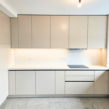 Mobilier pentru bucătărie NORVINIA, cu mânere profil GOLA, cu blat din cuarț compozit și chiuvetă montată sub blat