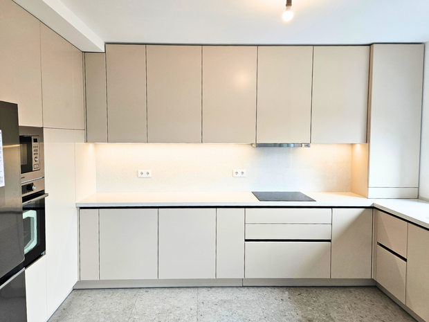 Mobilier pentru bucătărie NORVINIA, cu mânere profil GOLA, cu blat din cuarț compozit și chiuvetă montată sub blat