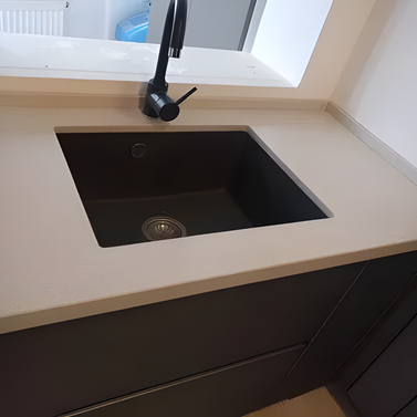 Chiuvetă sub blat din granit, fără picurător și cu o cuvă