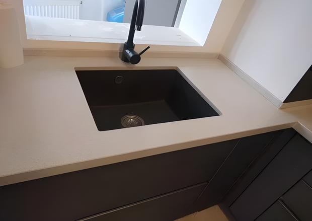 Chiuvetă sub blat din granit, fără picurător și cu o cuvă