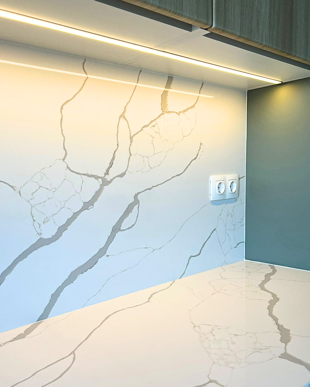 Mobilier la comandă pentru bucătărie NORVINIA, cu mânere metalice aplicate și blat din cuarț compozit