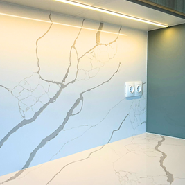 Mobilier la comandă pentru bucătărie NORVINIA, cu mânere metalice aplicate și blat din cuarț compozit