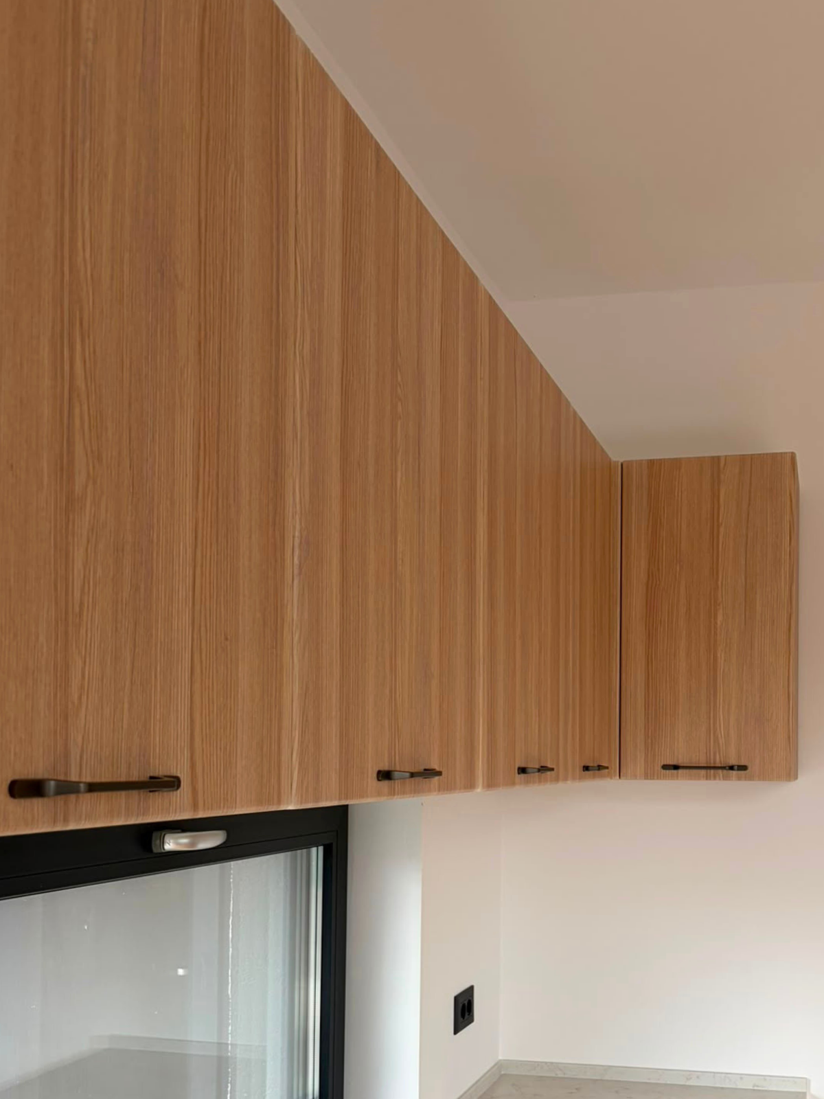 Mobilier din MDF termoformat cu blat din cuarț compozit și mânere metalice aplicate