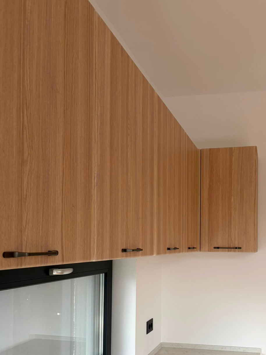 Mobilier din MDF termoformat cu blat din cuarț compozit și mânere metalice aplicate