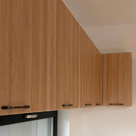 Mobilier din MDF termoformat cu blat din cuarț compozit și mânere metalice aplicate