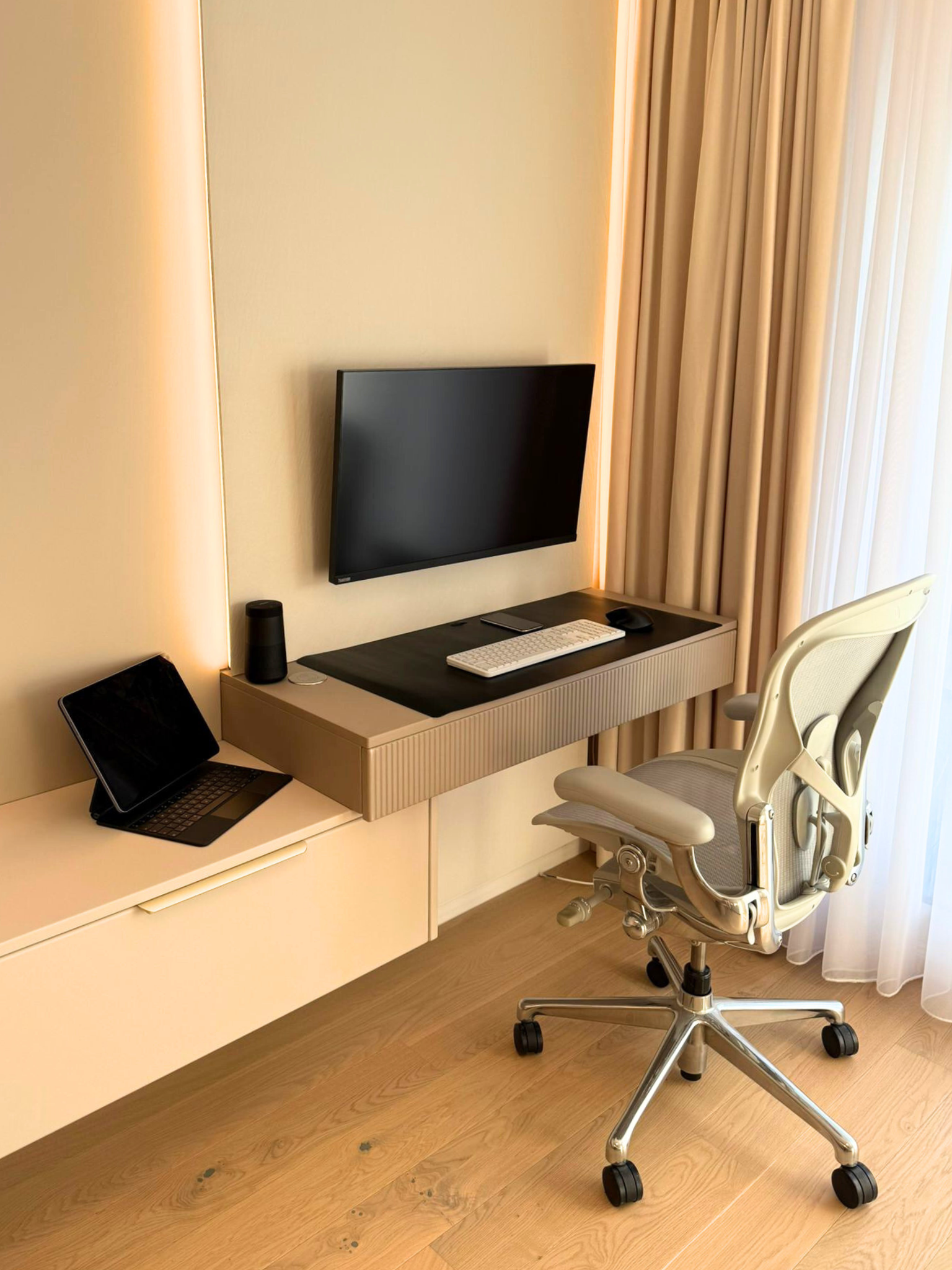 Mobilier pentru living cu fronturi din MDF termoformat realizat la comandă de NORVINIA