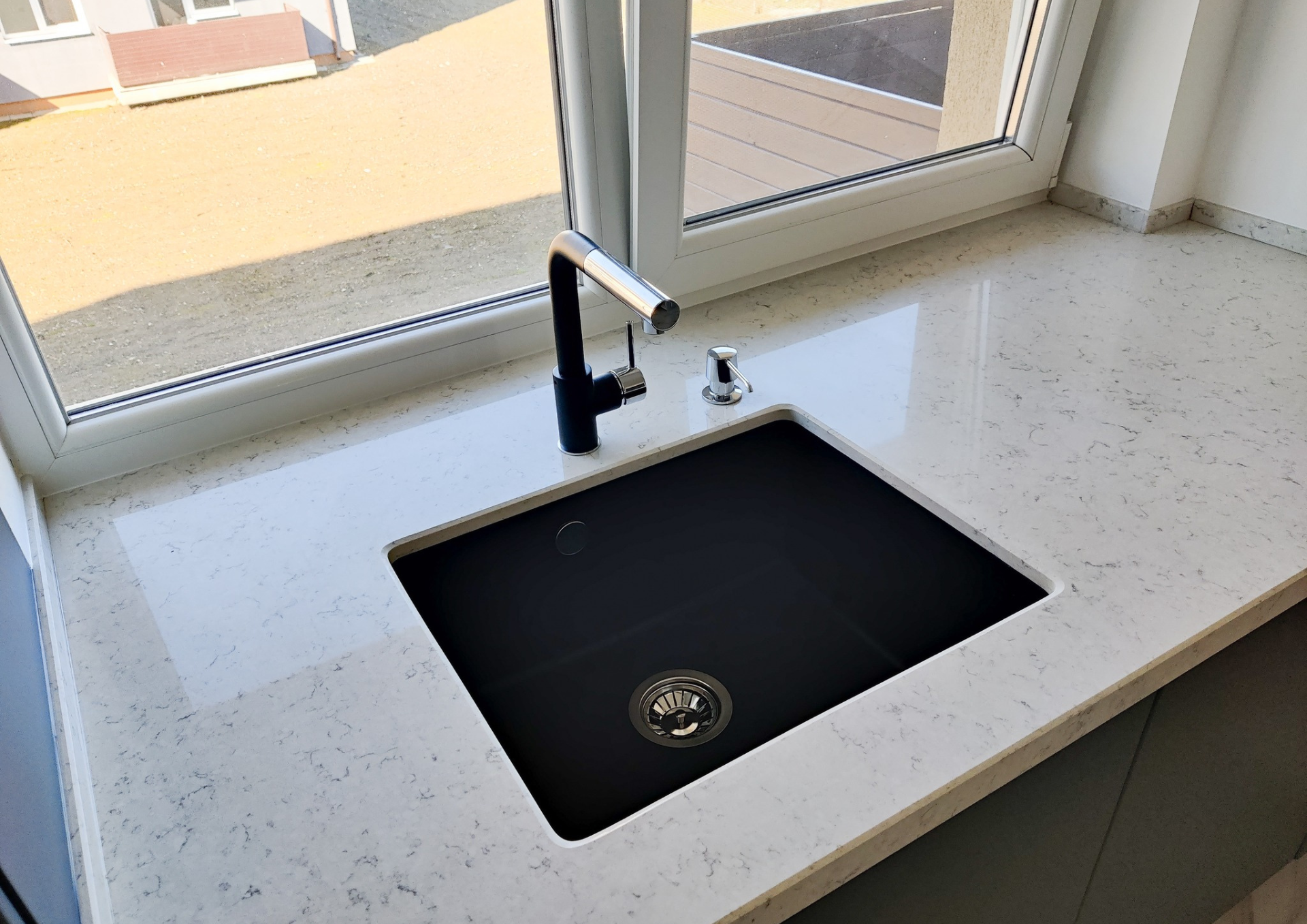 Mobilă bucătărie fabricată la comandă de NORVINIA cu blat și glaf geam din cuarț compozit, mobilier din MDF termoformat