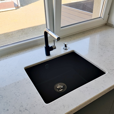 Mobilă bucătărie fabricată la comandă de NORVINIA cu blat și glaf geam din cuarț compozit, mobilier din MDF termoformat