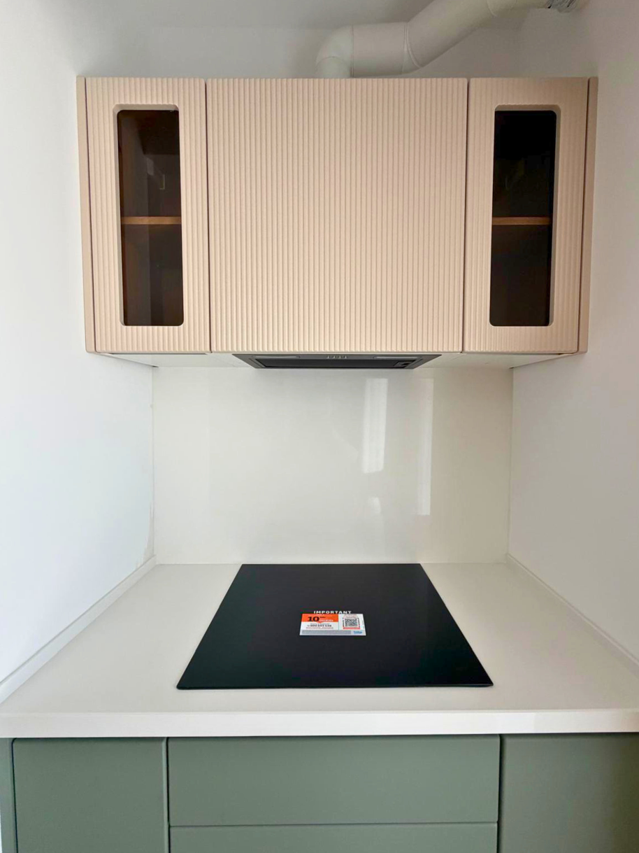 Mobilier de bucătărie NORVINIA, cu fronturi din MDF termoformat, blat și contrablat din cuarț compozit alb și mânere tip profil GOLA, finisaj aluminiu