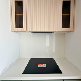 Mobilier de bucătărie NORVINIA, cu fronturi din MDF termoformat, blat și contrablat din cuarț compozit alb și mânere tip profil GOLA, finisaj aluminiu