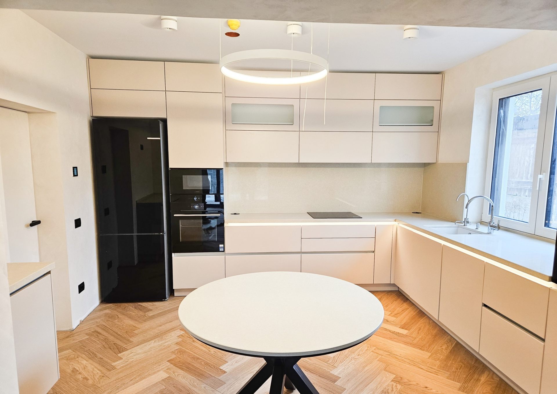 Mobilă bucătărie fabricată la comandă de NORVINIA din MDF termoformat, blat, contrablat și glaf din cuarț compozit