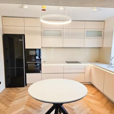 Mobilă bucătărie fabricată la comandă de NORVINIA din MDF termoformat, blat, contrablat și glaf din cuarț compozit