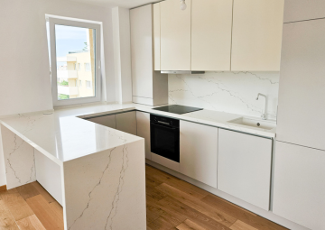 Mobilă de bucătărie fabricată la comandă de NORVINIA cu blat și glaf geam din cuarț compozit, mobilier din MDF termoformat