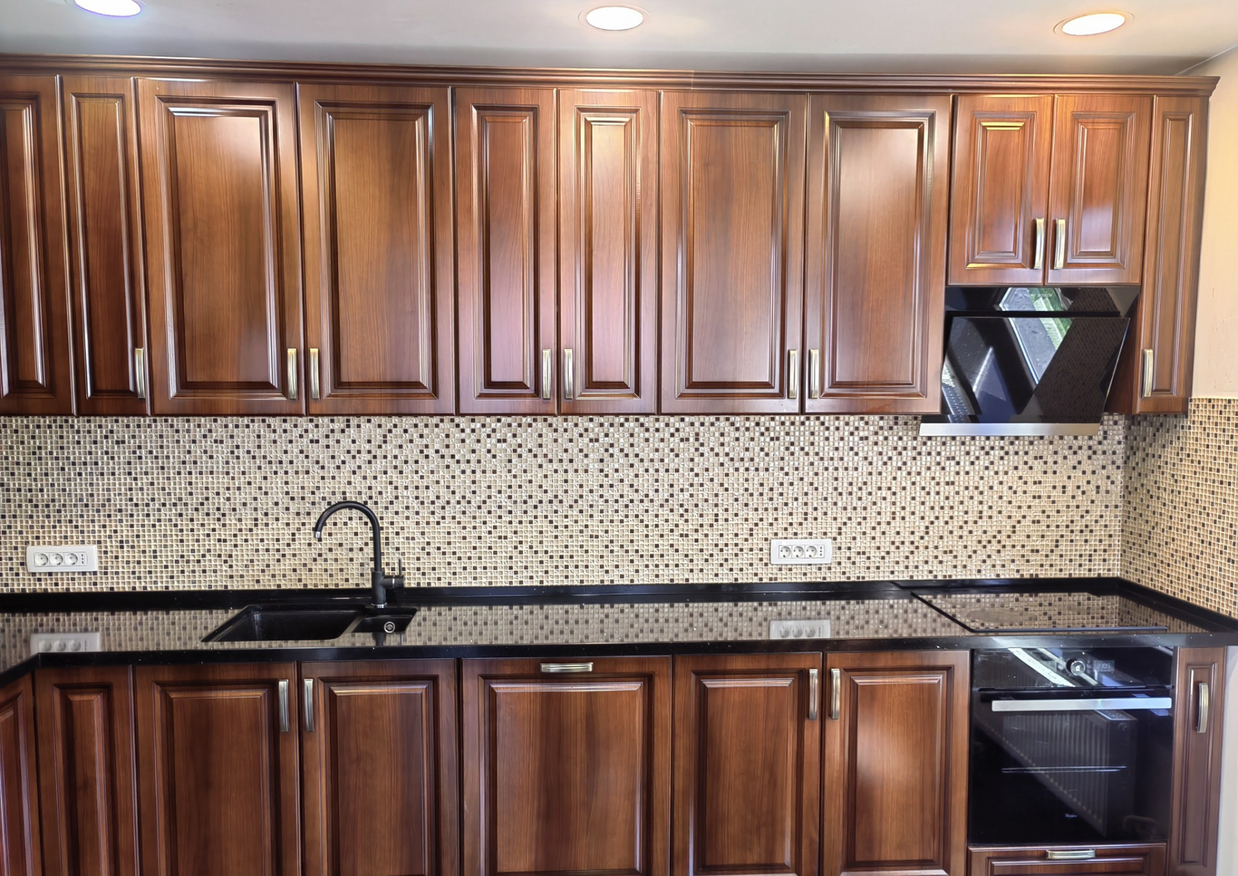 Blat cuarț compozit fabricat de NORVINIA cu chiuvetă montată sub blat, insulă din cuarț compozit, mobilierul nu este fabricat de NORVINIA