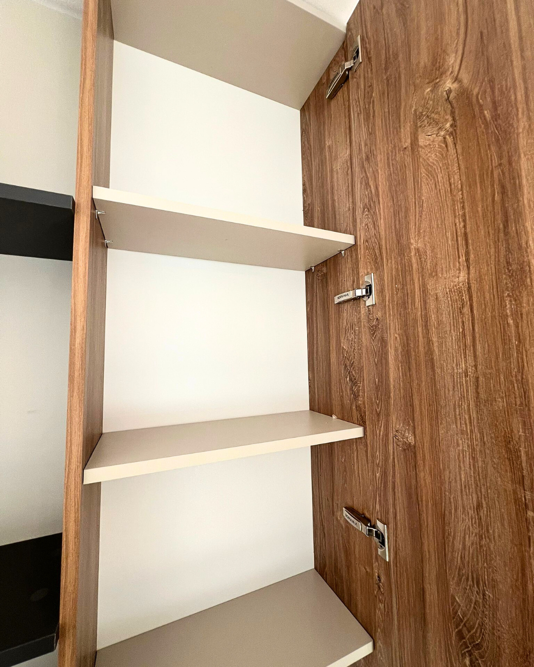 Mobilier pentru living realizat la comandă de NORVINIA