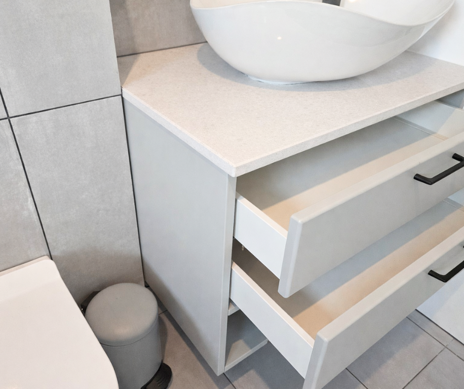 Mobilier pentru baie realizat la comandă de NORVINIA cu blat din cuartz compozit