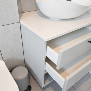 Mobilier pentru baie realizat la comandă de NORVINIA cu blat din cuartz compozit